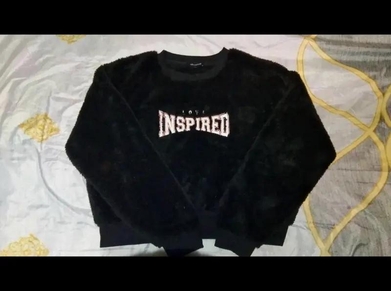 Suéter negro de felpa con diseño 'Inspired' - 1