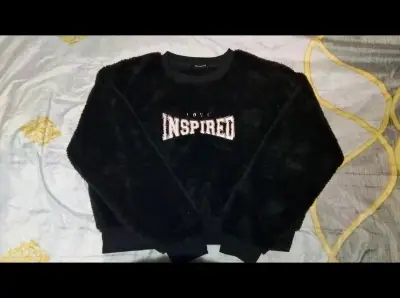 Suéter negro de felpa con diseño 'Inspired' - miniatura 1