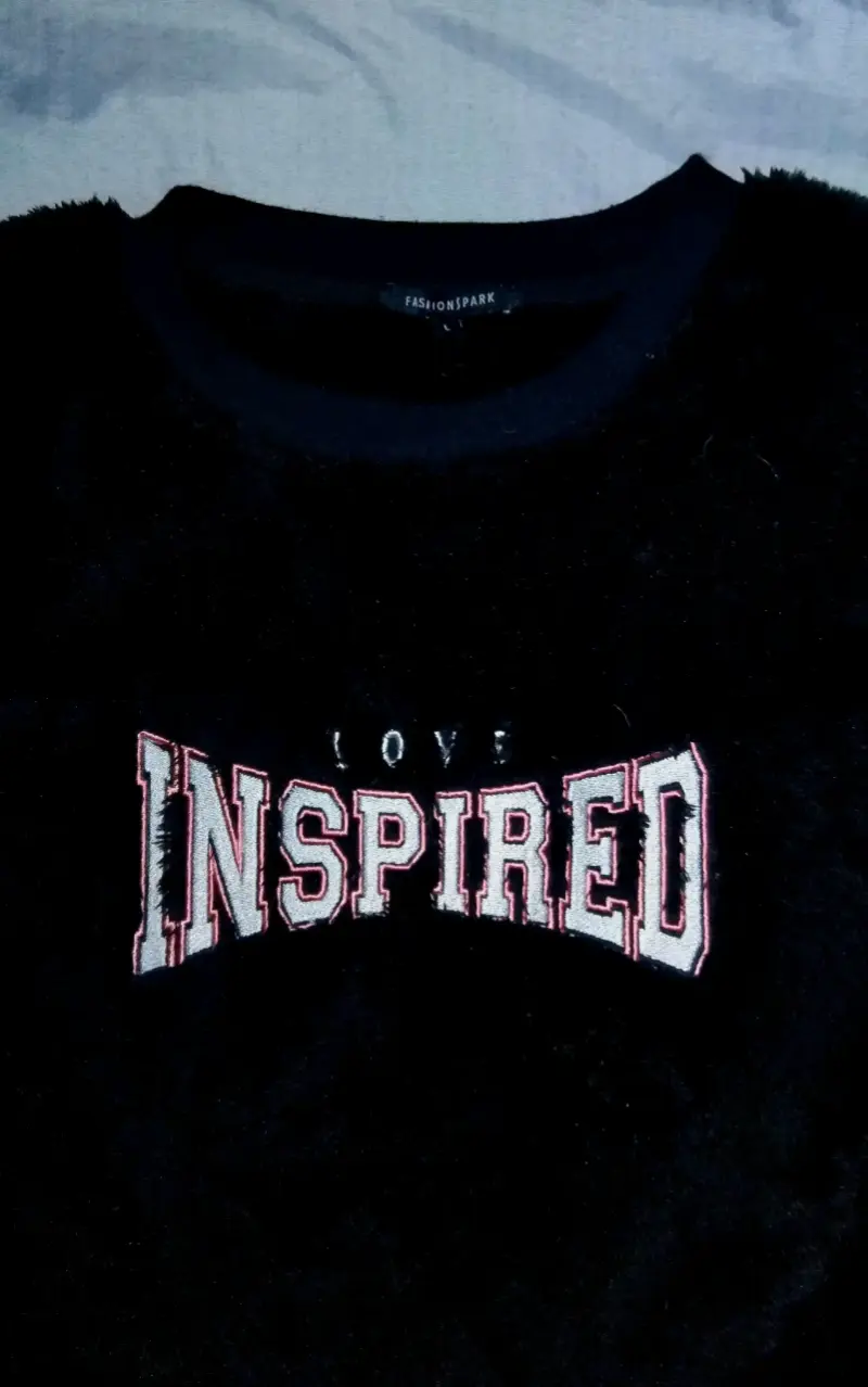 Suéter negro de felpa con diseño 'Inspired' - 2