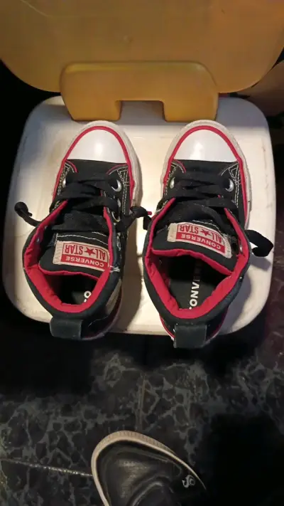 Zapatillas Converse All Star negras y rojas - miniatura 1