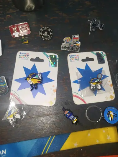 Colección de pines y llaveros Santiago 2023 - miniatura 2