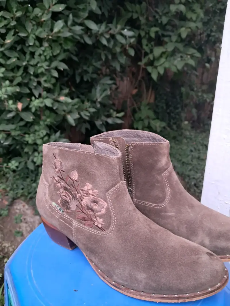 Botines de gamuza marrón RKF con bordado floral - 1