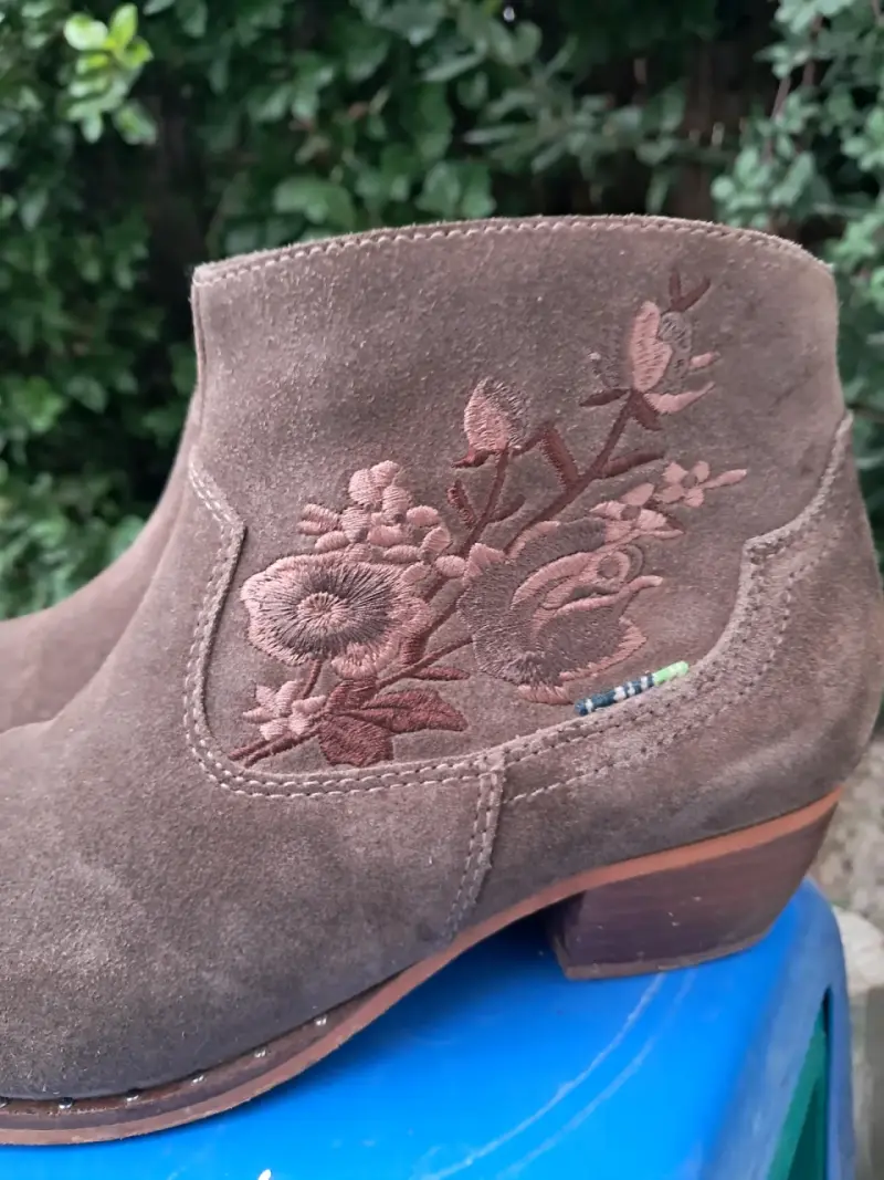 Botines de gamuza marrón RKF con bordado floral - 3