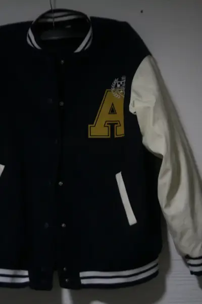 Chaqueta varsity Azul marino con mangas blancas - miniatura 1
