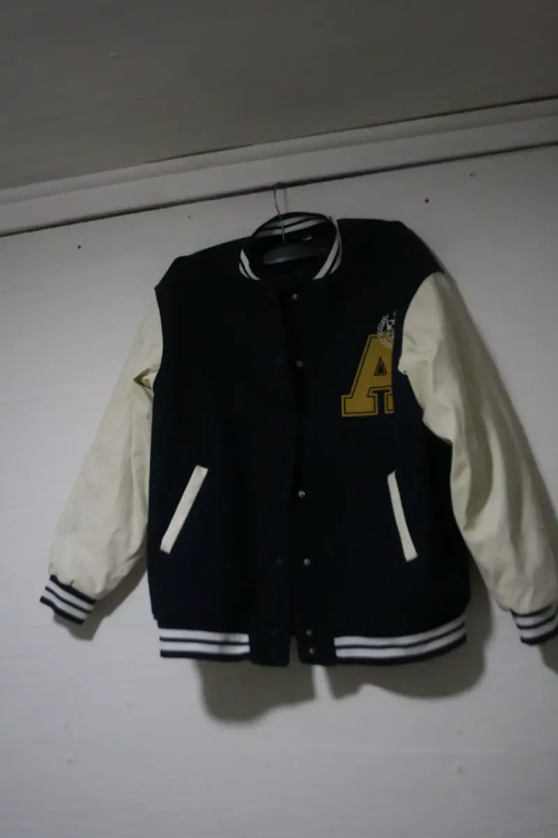 Chaqueta varsity Azul marino con mangas blancas - 2