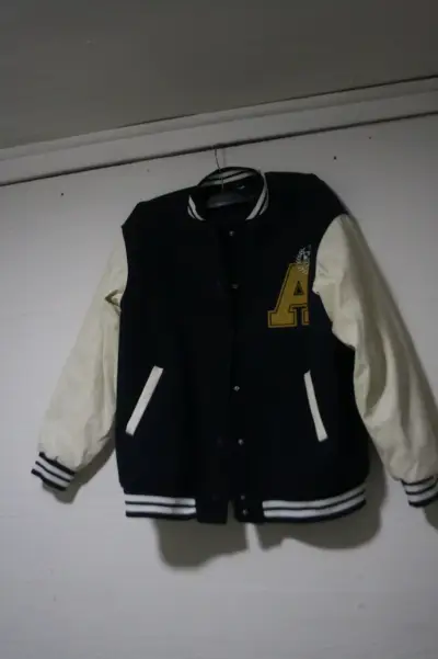 Chaqueta varsity Azul marino con mangas blancas - miniatura 2