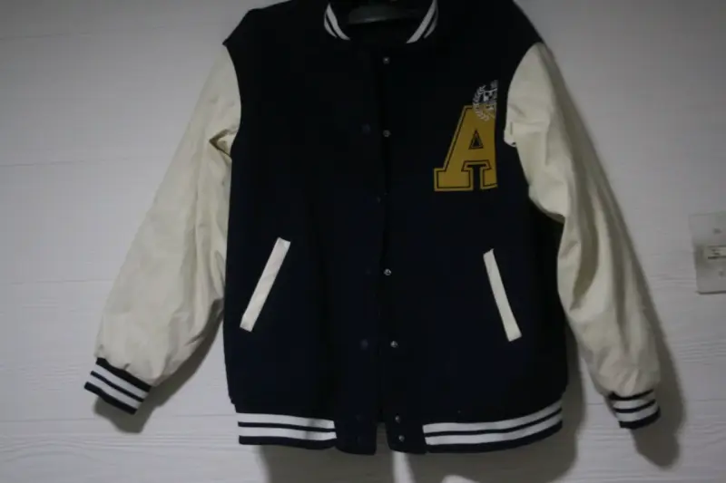 Chaqueta varsity Azul marino con mangas blancas - 3