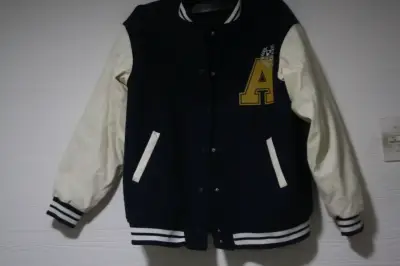 Chaqueta varsity Azul marino con mangas blancas - miniatura 3