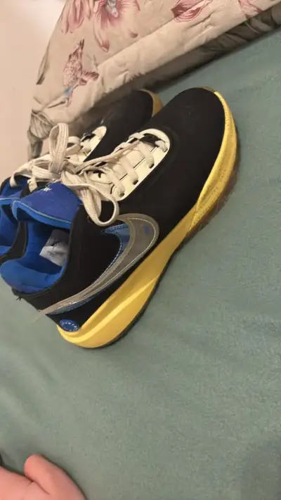 Zapatillas deportivas negras con detalles amarillos - miniatura 1
