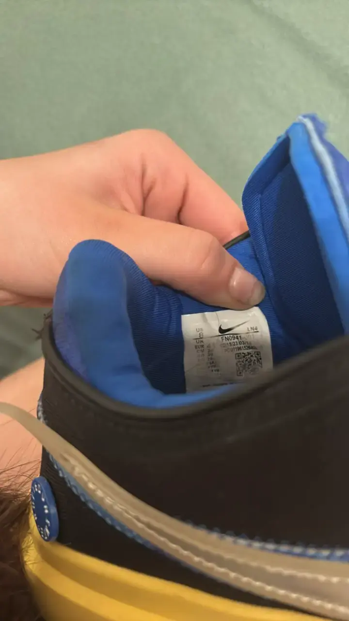 Zapatillas deportivas negras con detalles amarillos - 3