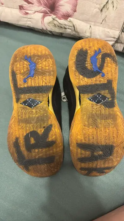 Zapatillas deportivas negras con detalles amarillos - miniatura 5