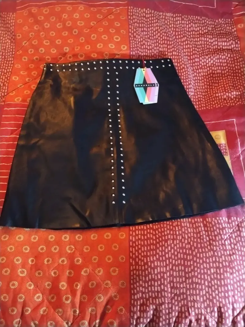 Falda negra de cuero con tachas