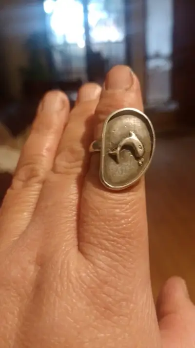Anillo de plata con diseño de delfín - miniatura 1