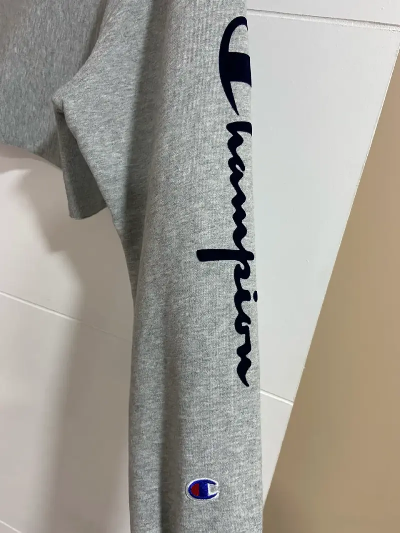 Polerón gris Champion con logo bordado - 3