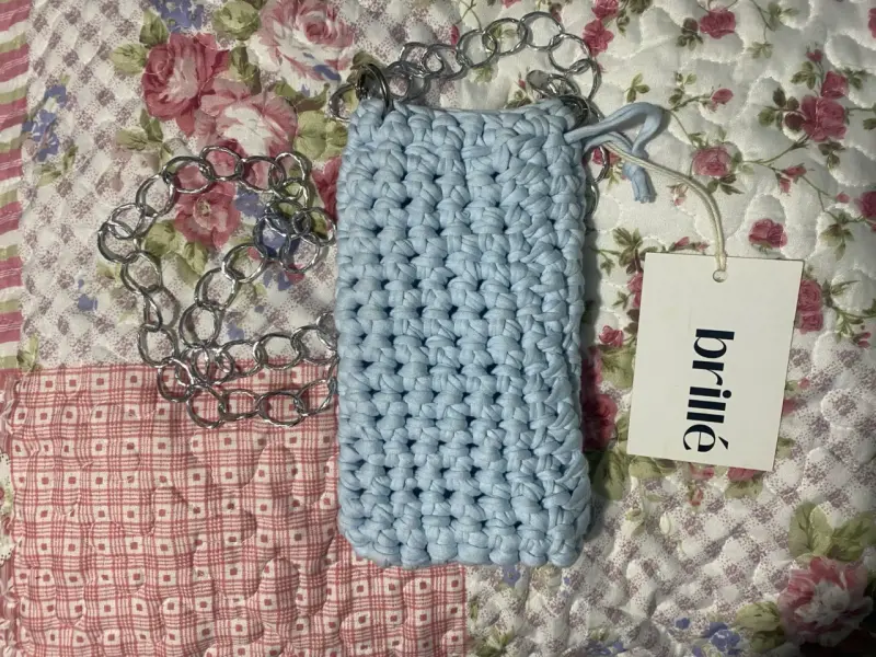 Bolso tejido a mano azul con cadena - 1