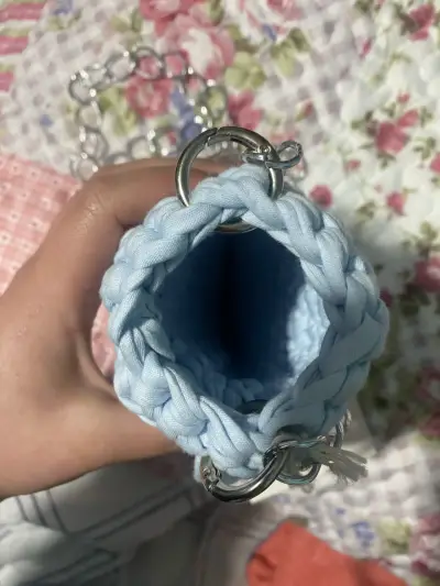 Bolso tejido a mano azul con cadena - miniatura 3