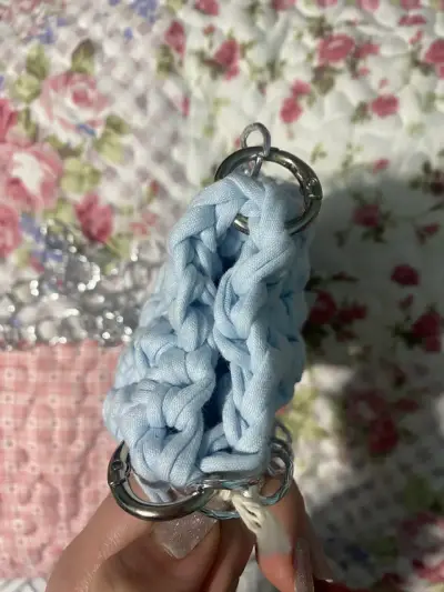 Bolso tejido a mano azul con cadena - miniatura 4