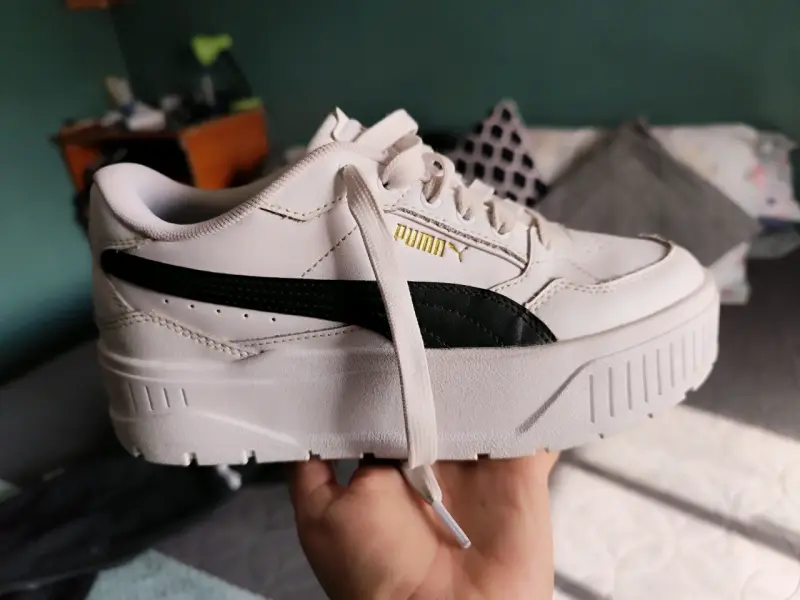 Zapatillas Puma blancas con logo negro - 1