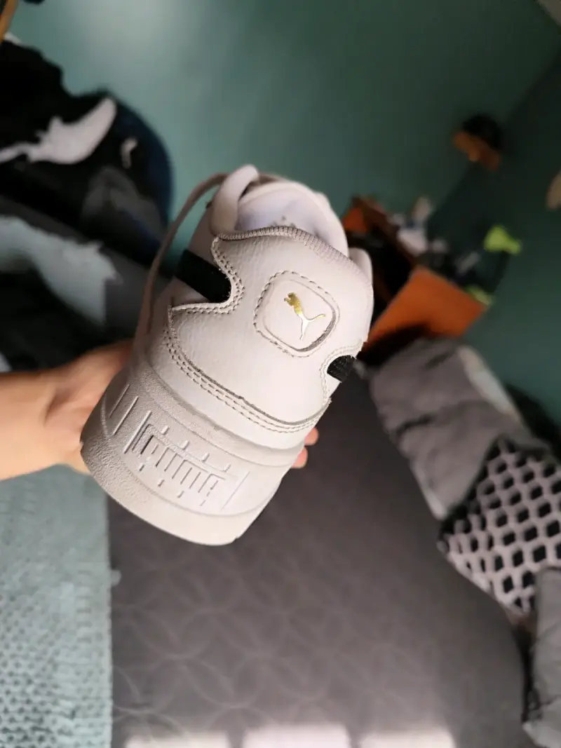 Zapatillas Puma blancas con logo negro - 2