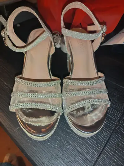 Sandalias de tacón plateadas brillantes - miniatura 1