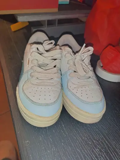 Zapatillas deportivas Puma blancas y celestes - miniatura 1