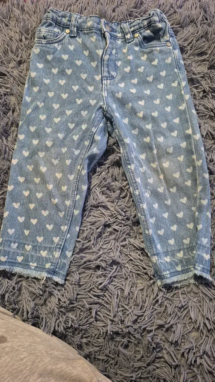 Jeans de mezclilla con corazones para niños