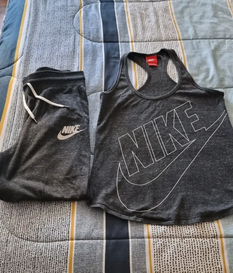 Conjunto deportivo Nike gris oscuro - 1