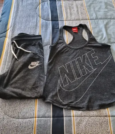 Conjunto deportivo Nike gris oscuro - miniatura 1