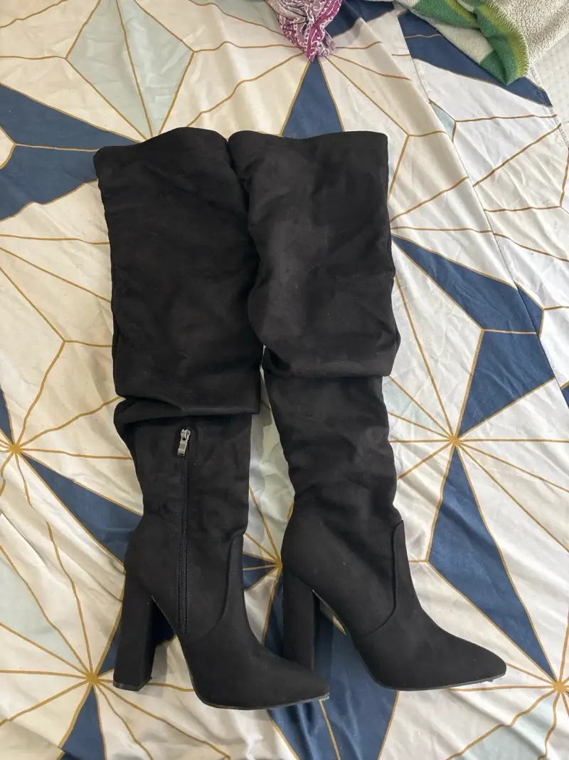 Botas negras de tacón alto para mujer