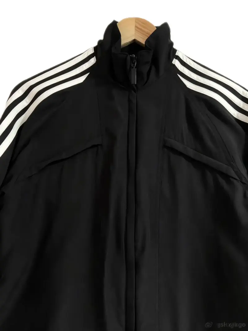 Chaqueta deportiva Adidas negra con franjas - 2