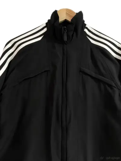 Chaqueta deportiva Adidas negra con franjas - miniatura 2