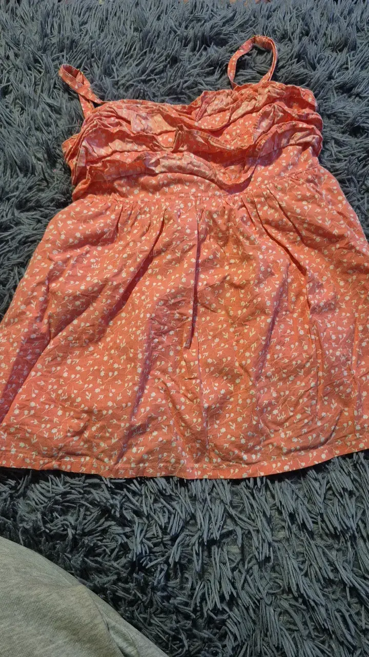 Blusa sin mangas coral con estampado floral