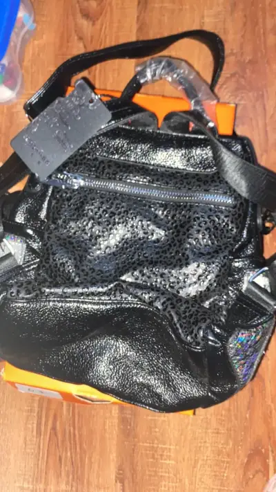 Mochila negra con diseño de ojo brillante - miniatura 2