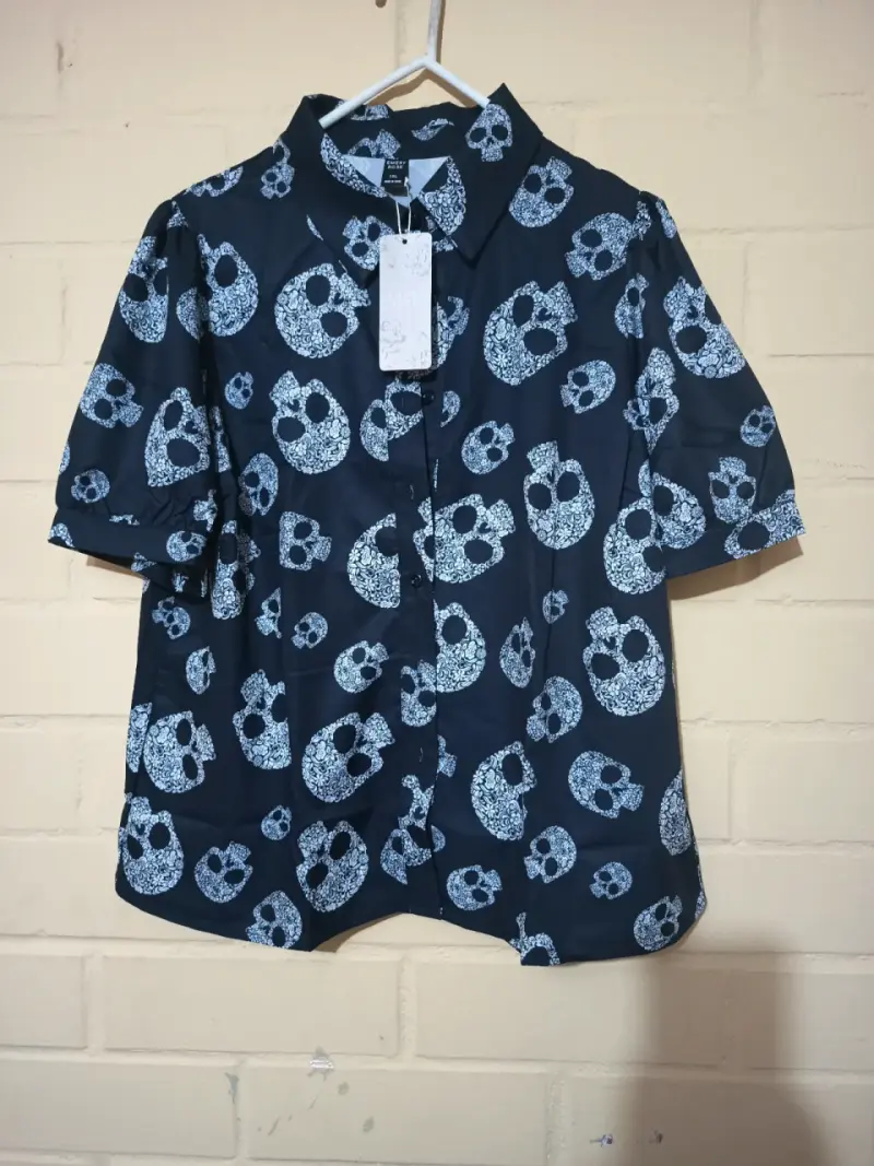 Camisa negra con estampado de calaveras - 1