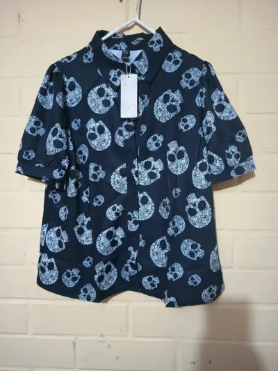 Camisa negra con estampado de calaveras - miniatura 1
