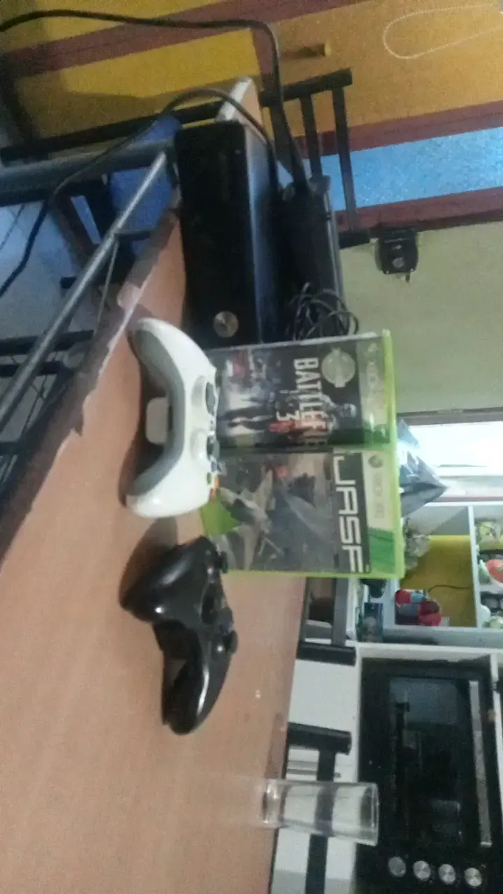 Consola Xbox 360 con juegos y controles