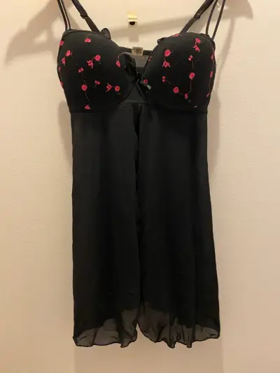 Babydoll negro con bordado de rosas - miniatura 1