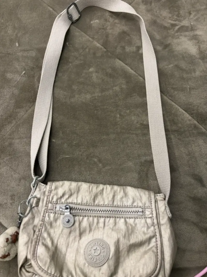 Bandolera Kipling beige con cierre frontal - 2