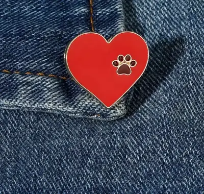 Pin de corazón rojo con huella de cachorro - miniatura 1