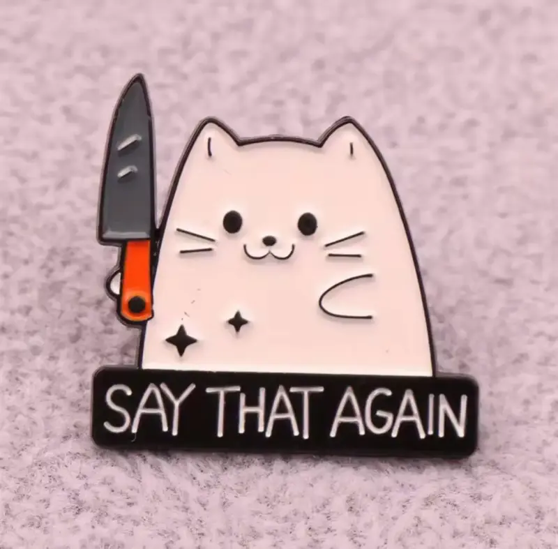Pin de gato con cuchillo divertido - 1
