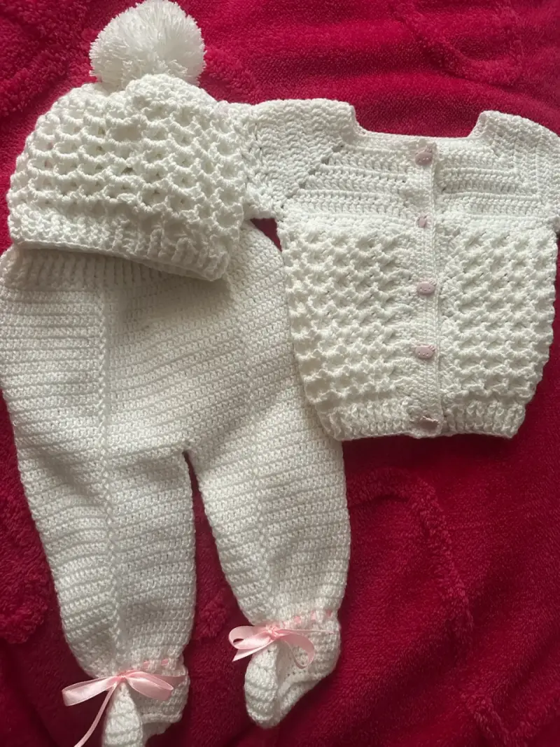 Conjunto tejido para bebé blanco con gorro