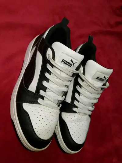 Zapatillas Puma blancas y negras deportivas - miniatura 1