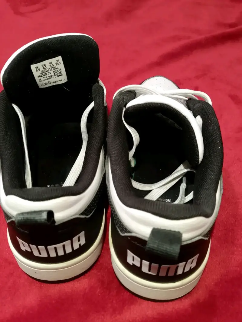 Zapatillas Puma blancas y negras deportivas - 2