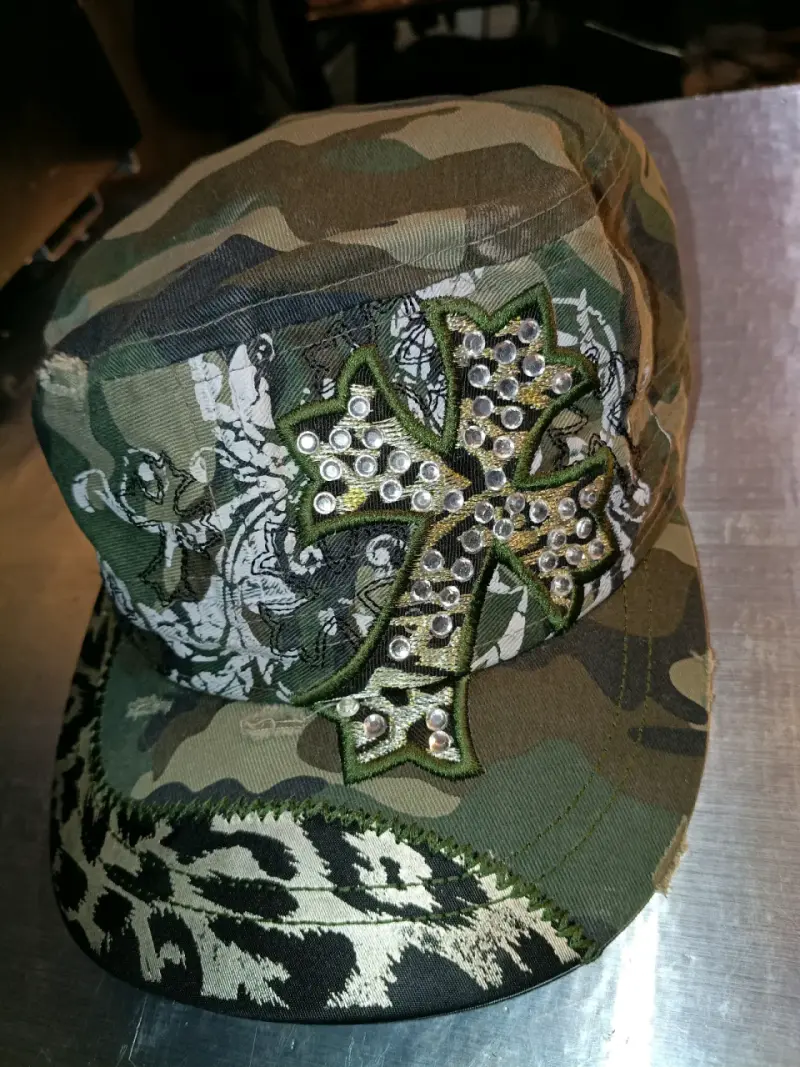 Gorra militar camuflada con diseño de cruz - 2