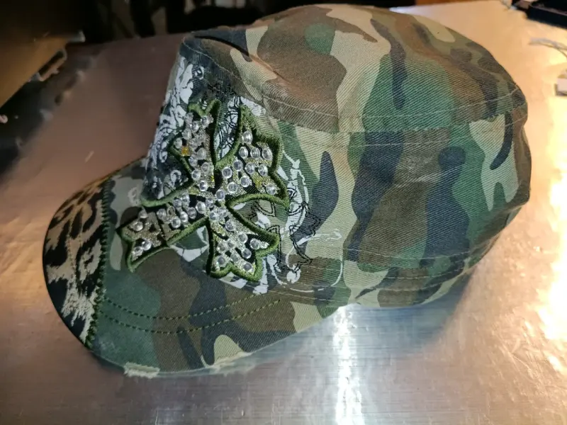 Gorra militar camuflada con diseño de cruz - 3