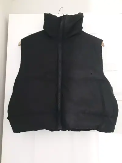 Parka negra sin mangas y bolsillos - miniatura 1