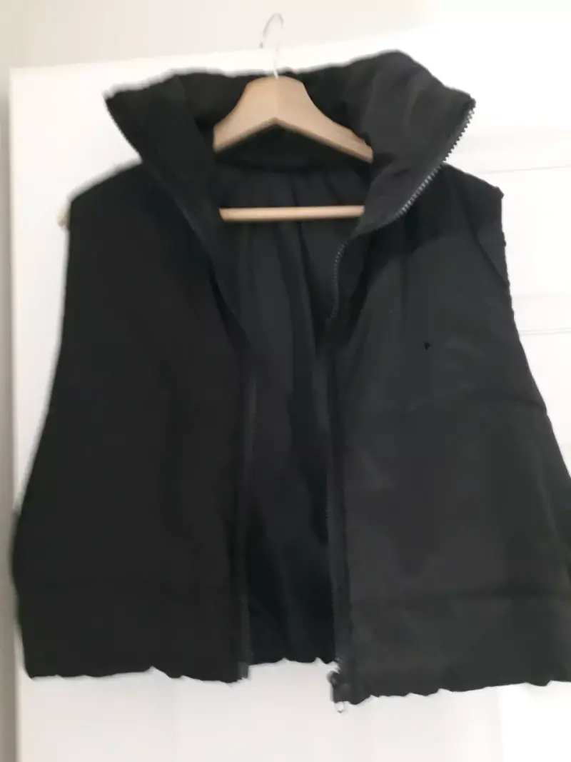 Parka negra sin mangas y bolsillos - 2
