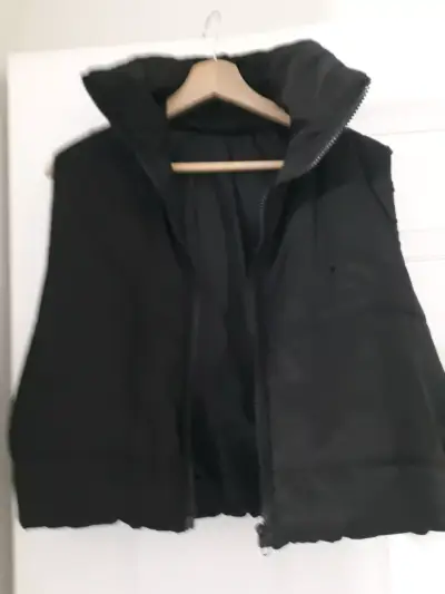Parka negra sin mangas y bolsillos - miniatura 2