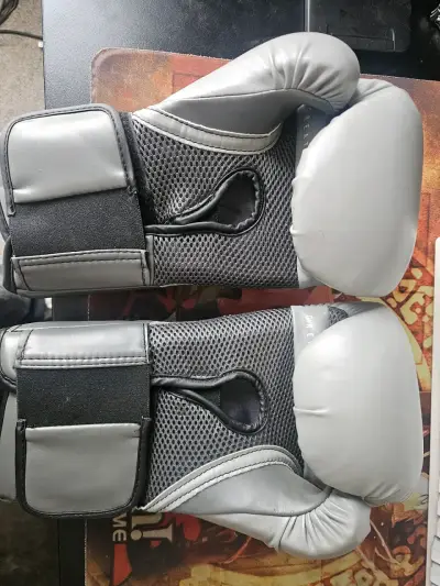 Guantes de boxeo gris con cierre ajustable - miniatura 1
