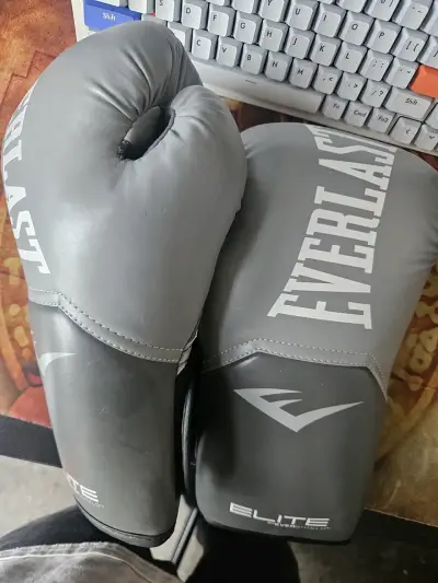 Guantes de boxeo gris con cierre ajustable - miniatura 2